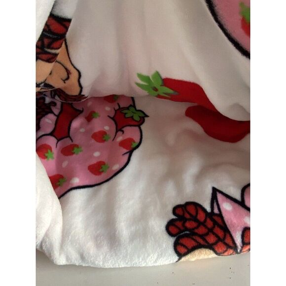 Strawberry Shortcake 60 X 70” Soft Plush Soft Throw Blanket Pink Red Face NEW - Picture 13 of 14